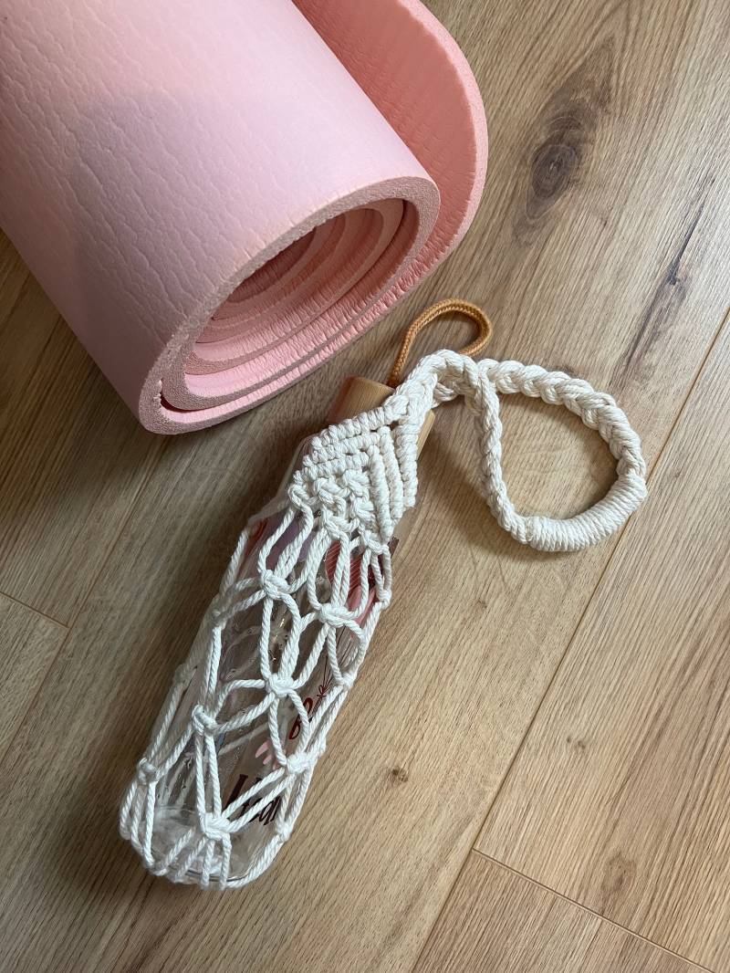 Makramee Yogamattengurt Mattenband Yogagurt Yogamatten Gurt Flaschenhalter Handgemachte Flachentasche Flaschenträger Makramee Yogamattengurt Mattenband Yogagurt Yogamatten Gurt Flaschenhalter Handgemachte Flachentasche Flaschenträger von MakrameeLPart