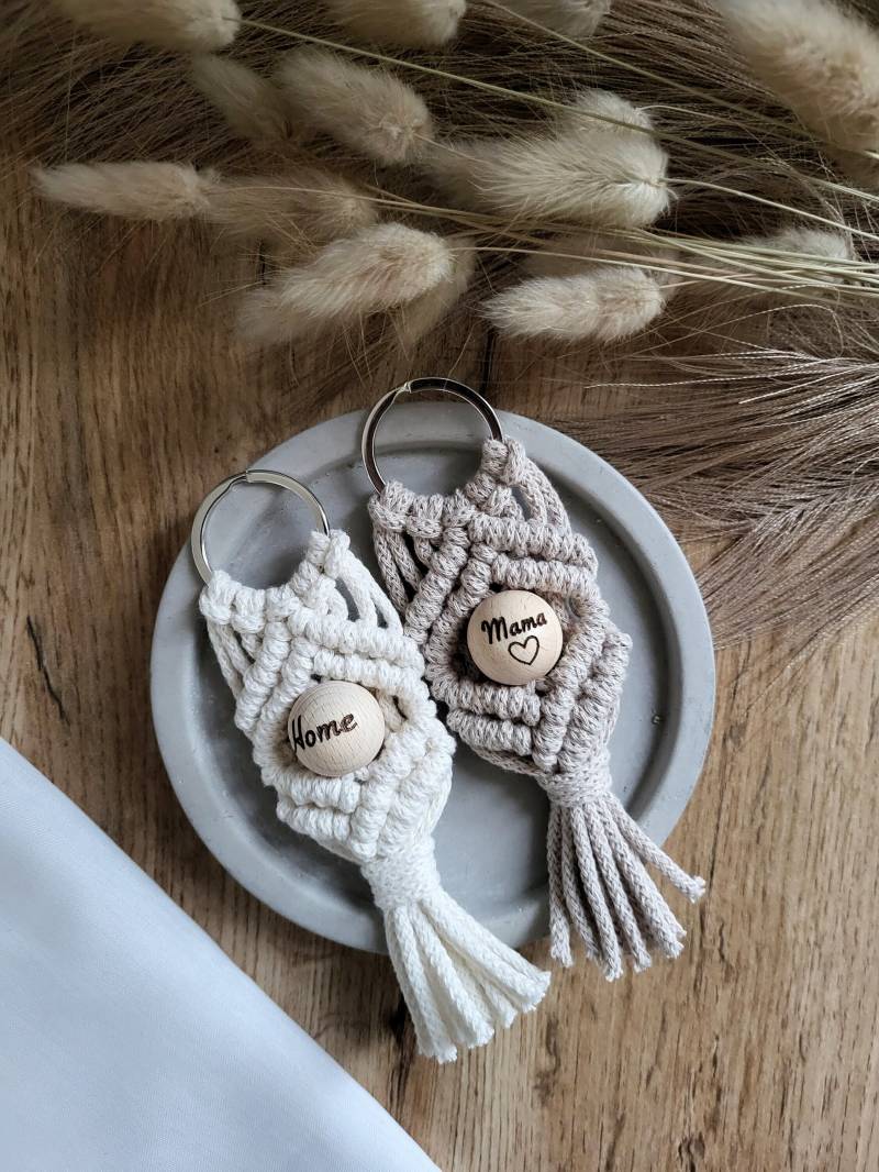 Makramee Schlüsselanhänger I Mit Personalisierter Holzperle Kleinigkeit Boho von putzlineXmaramee