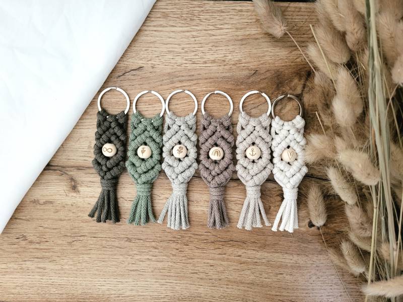 Makramee Schlüsselanhänger I Personalisiert Kleinigkeit Boho Holzperle von putzlineXmaramee