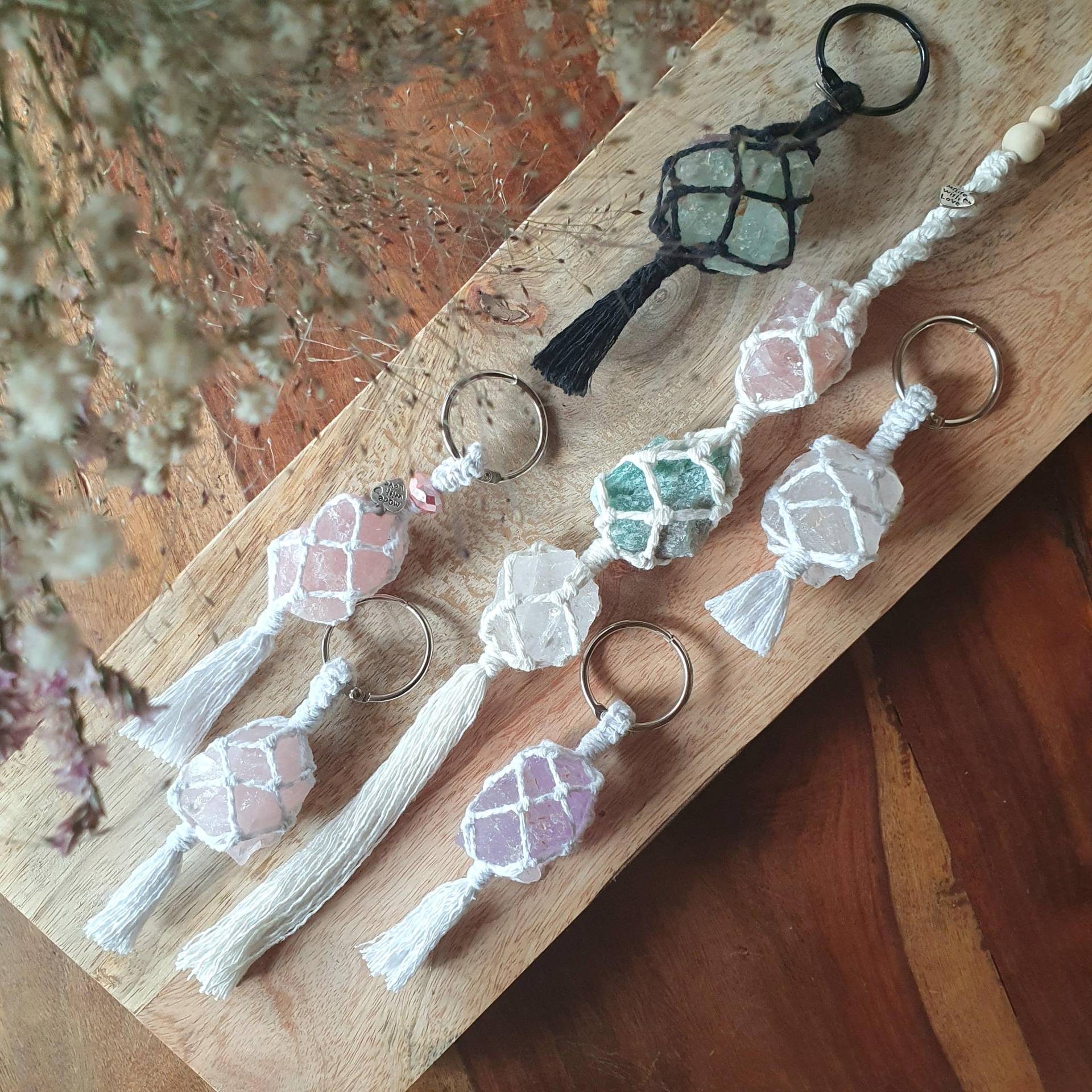 Fluorit Rosenquarz Amethyst Bergkristall - Rohstein Makramee Anhänger, Car Charm, Glücksbringer, Design Boho Fluorit Rosenquarz Amethyst Bergkristall - Rohstein Makramee Anhänger, Car Charm, Glücksbringer, Design Boho von MakrameeSpirit