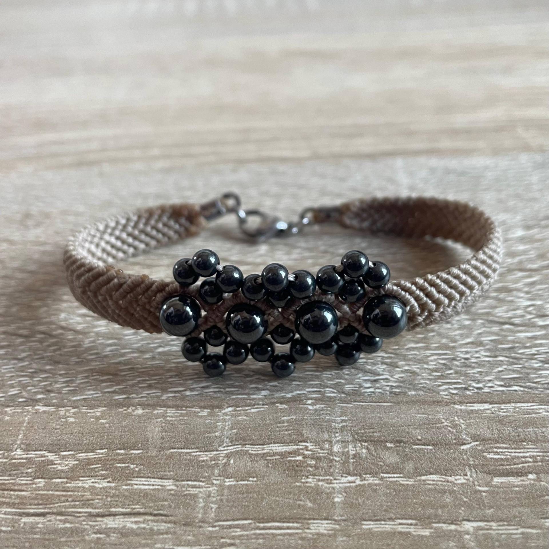 Makramee Armband | Beiger Armschmuck Mit Blutsteinperlen Handgemacht Makramee Armband | Beiger Armschmuck Mit Blutsteinperlen Handgemacht von MakrameeWerkstattDE