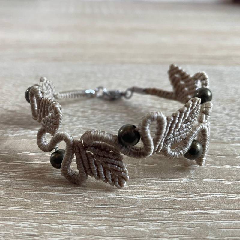 Makramee Armband | Beiger Armschmuck Mit Messingperlen Handgemacht von MakrameeWerkstattDE