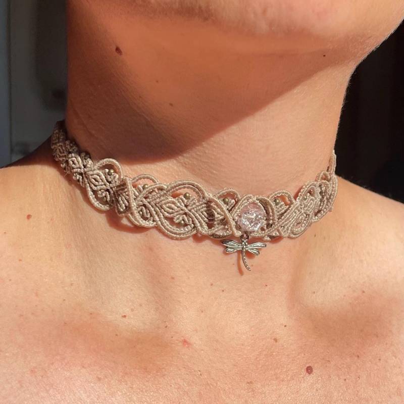 Makramee Kette | Heller Halsschmuck Mit Libellenanhänger Handgemacht Makramee Kette | Heller Halsschmuck Mit Libellenanhänger Handgemacht von MakrameeWerkstattDE