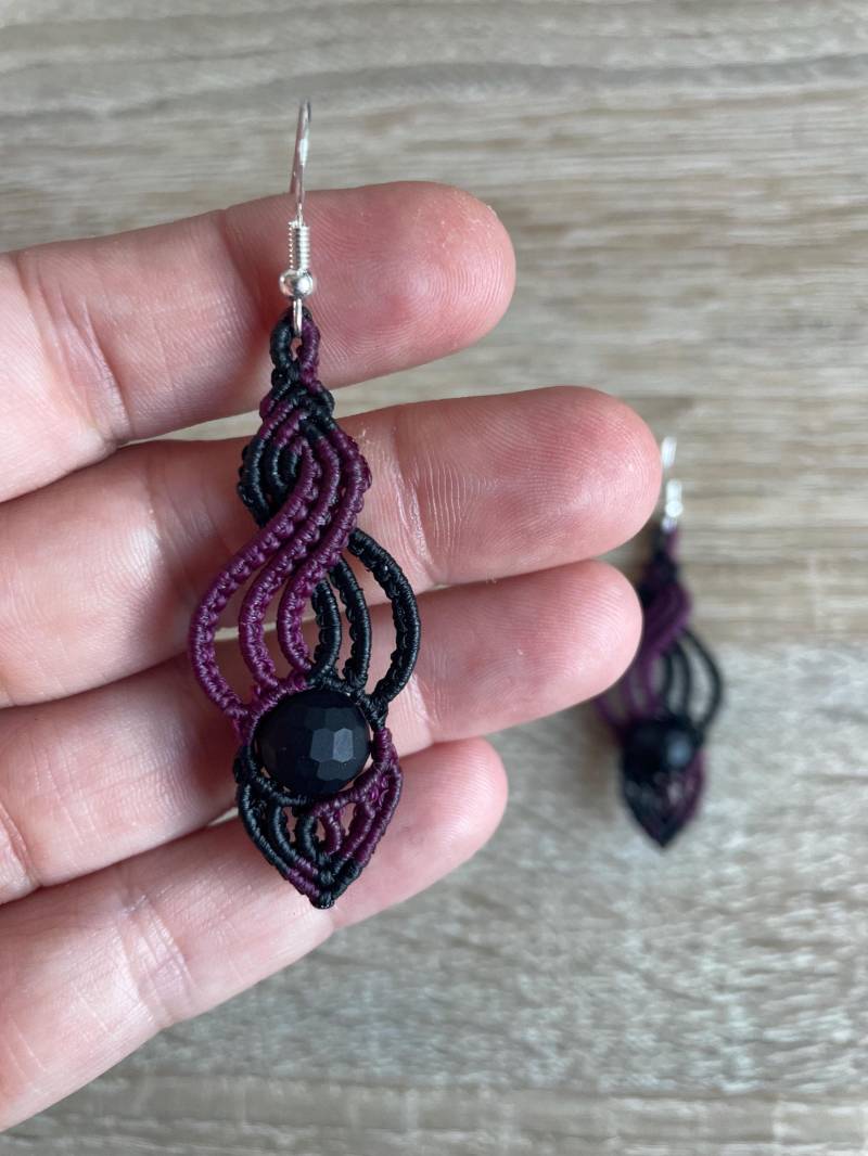 Makramee Ohrringe | Schwarz Lila Ohrhänger Mit Kunststoffperlen Handgemacht von MakrameeWerkstattDE