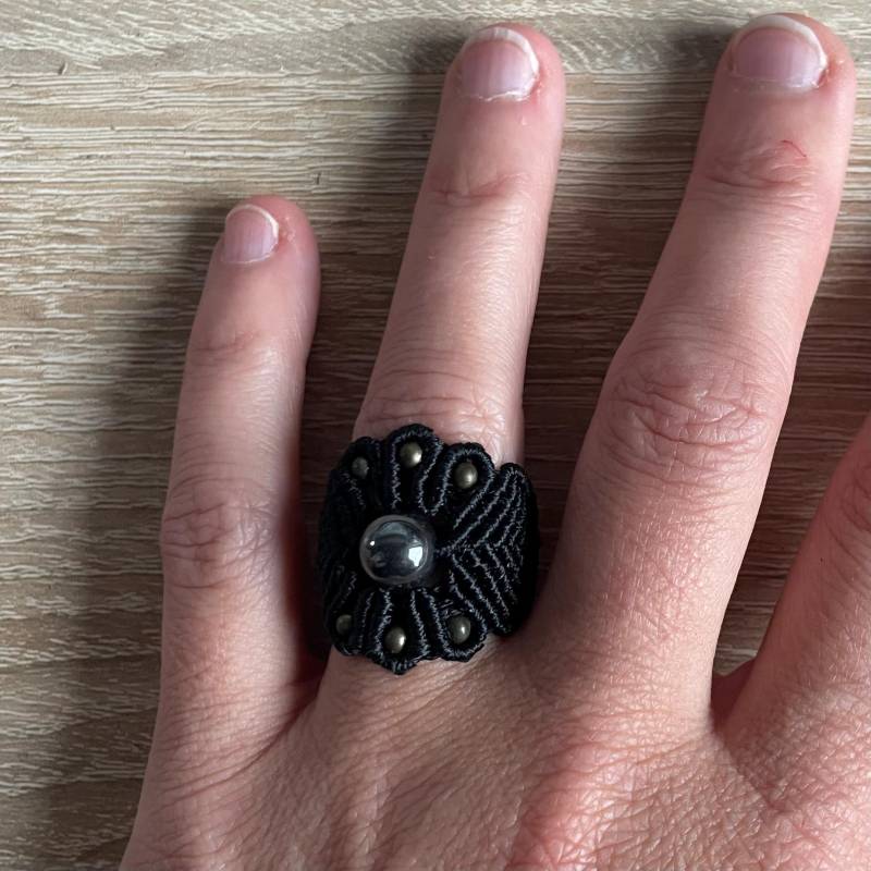 Makramee Ring | Schwarzer Fingerreif Mit Messingperlen Und Blutsteinperle Handgemacht von MakrameeWerkstattDE