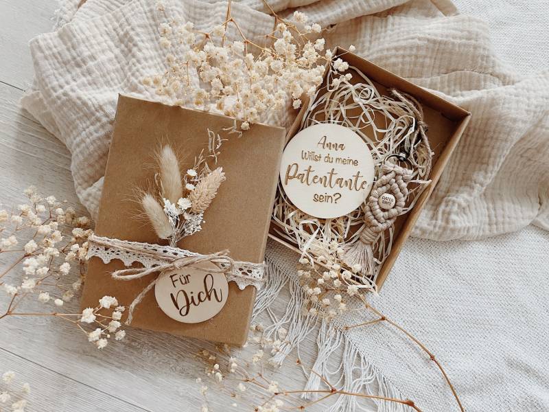Geschenkbox Mit Makramee Schlüsselanhänger, Holzschild Und Mini Trockenblumenstrauß || Patentante Trauzeugin Geburtstag Danke von Makrameearina