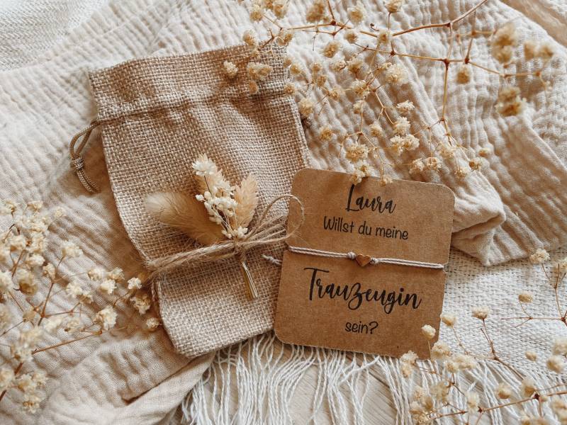 Geschenkkarte Mit Makramee Armband Und Mini Trockenblumenstrauß || Patentante Trauzeugin Brautjungfer von Makrameearina