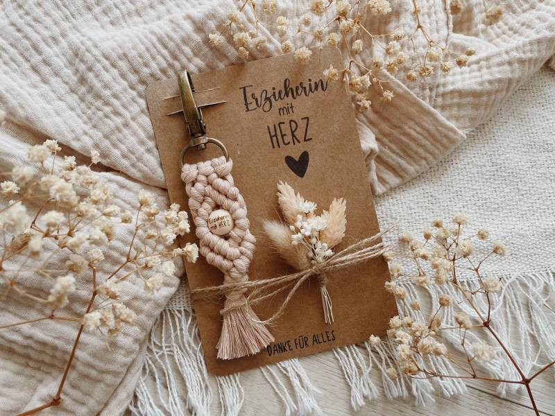 Geschenkkarte Mit Makramee Schlüsselanhänger Und Mini Trockenblumenstrauß || Beste Erzieherin Dankeskarte von Makrameearina