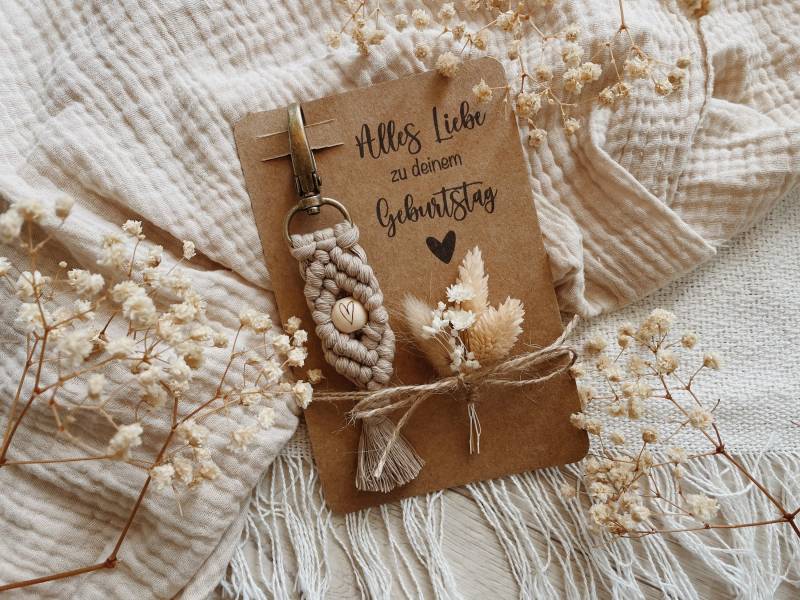 Geschenkkarte Mit Makramee Schlüsselanhänger Und Mini Trockenblumenstrauß || Geburtstag von Makrameearina