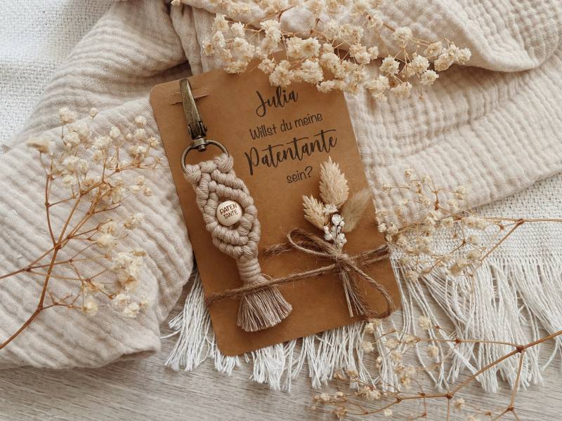 Geschenkkarte Mit Makramee Schlüsselanhänger Und Mini Trockenblumenstrauß || Patentante Trauzeugin Brautjungfer von Makrameearina