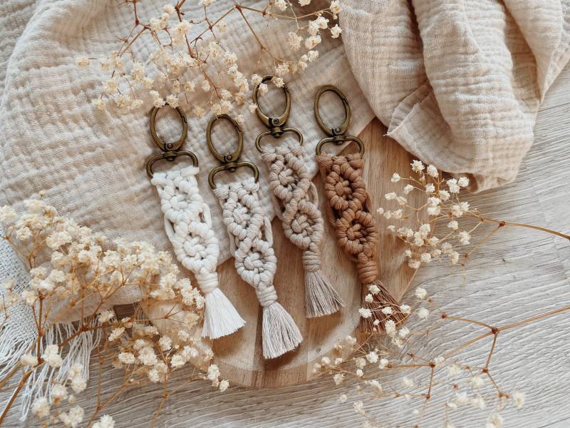 Makramee Schlüsselanhänger -Kora - || Geschenkidee Boho von Makrameearina