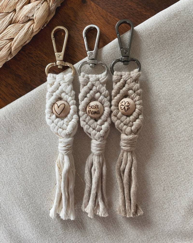 Bysuzi - Makramee Schlüsselanhänger/Muttertagsgeschenk Beste Mama Bester Papa Oma Schwester Personalisiert Klein von Makrameebysuzi