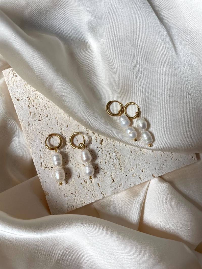 Bysuzi - Mini Creolen Mit Süßwasserperlen/Goldschmuck Perlen Hoops Alltagsschmuck Perlenschmuck Geschenkidee Perlmutt Und Gold von Makrameebysuzi