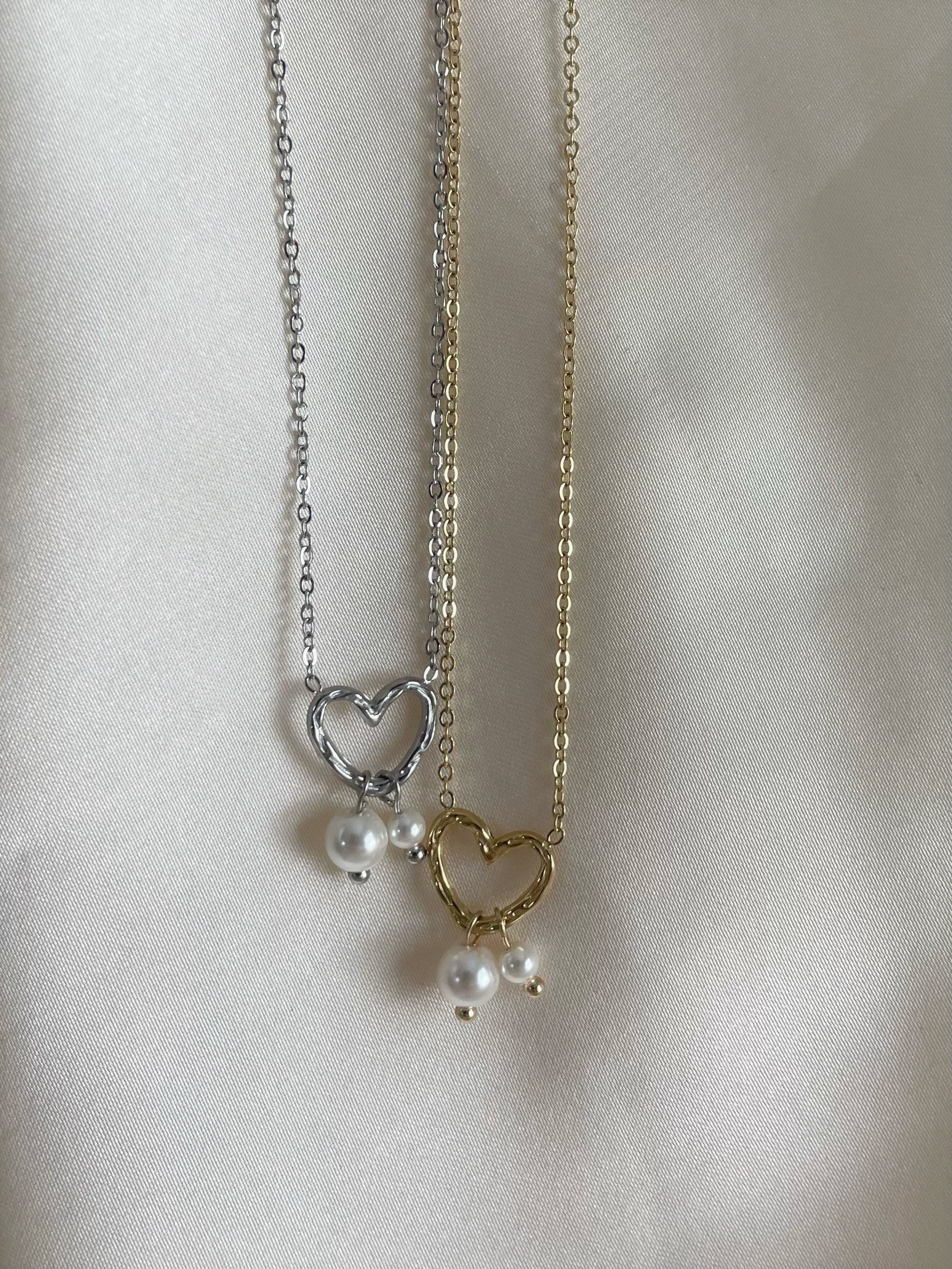 Bysuzi - Stainless Steel Herzkette/Halskette Mit Anhänger Süßwasserperle Kette Muttertagsgeschenk Geschenkidee Silber Und Gold Bysuzi - Stainless Steel Herzkette/Halskette Mit Anhänger Süßwasserperle Kette Muttertagsgeschenk Geschenkidee Silber Und Gold von Makrameebysuzi