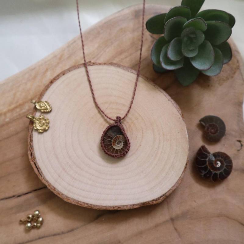 Filigrane Kette Makramee Mit Ammonit Anhänger, Versteinerte Schnecke, Kleinem Anhänger von Makrameena