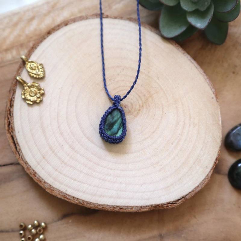 Labradorit Kette, Handgemachter Makramee Schmuck, Dunkelblauer Edelstein von Makrameena