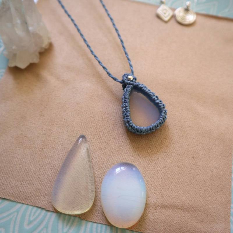 Opal Kette, Makramee Kette Mit Blauem Edelstein, Halskette Damen, Schmuck Heilstein von Makrameena