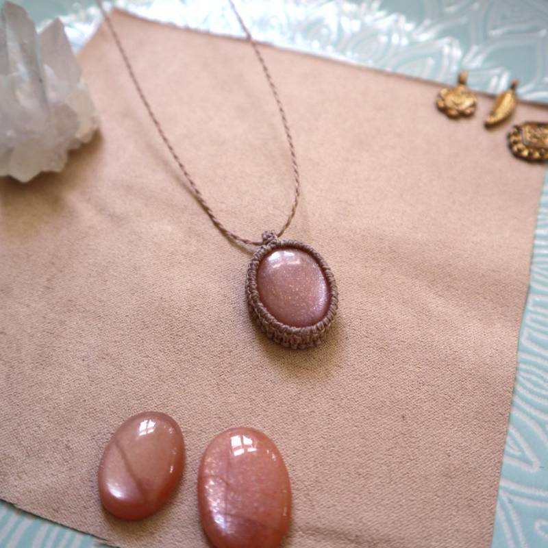 Pfirsich Mondstein Schmuck, Zierliche Kette Mit Anhänger, Makramee Kette, Kurze Halskette Damen von Makrameena