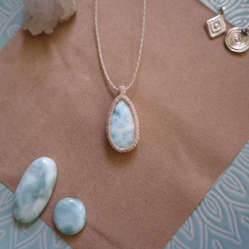 Wunschanfertigung Feine Makramee Kette Mit Larimar Anhänger von Makrameena