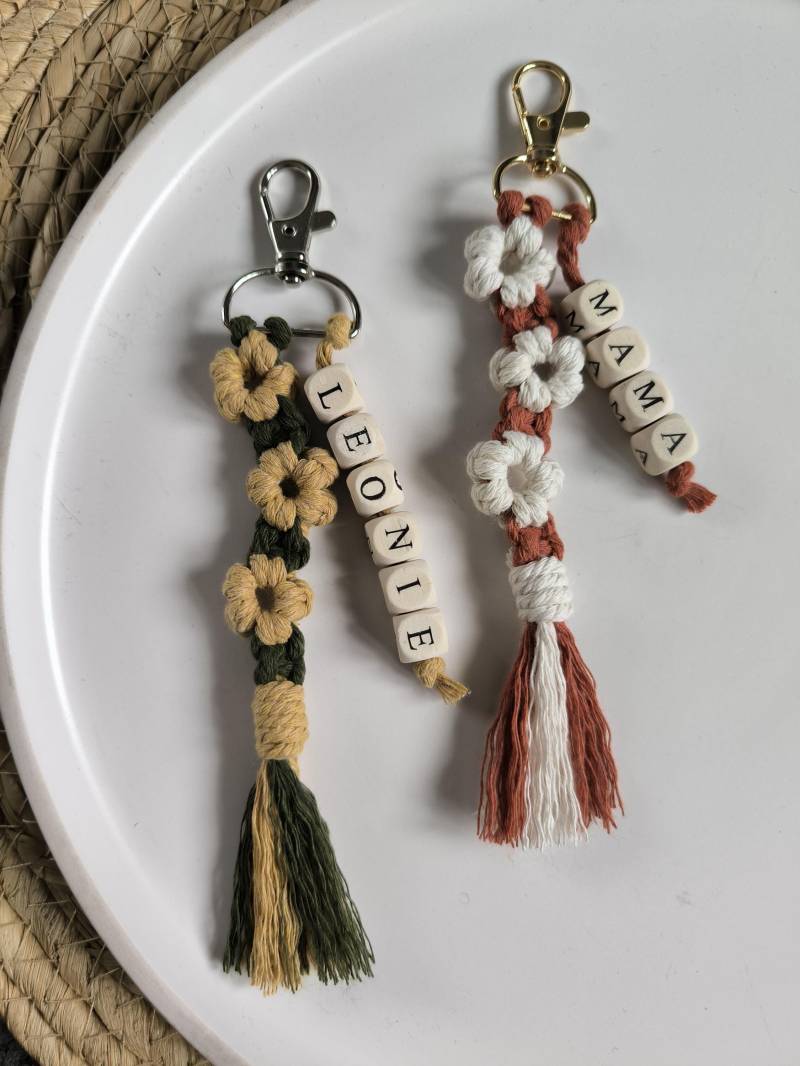 Makramee Schlüsselanhänger Blumen - Personalisiert, Geschenk Für Frauen, Boho Anhänger Mit Name, Accessoires, Handgemacht, Taschenanhänger von MakraminaShop