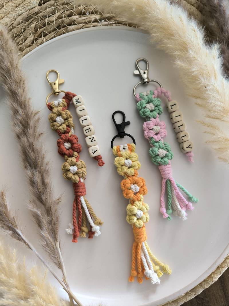 Schlüsselanhänger Blumen Dreifarbig - Makramee Personalisiert Boho Geschenk Accessoires Handgemacht Muttertag Name von MakraminaShop