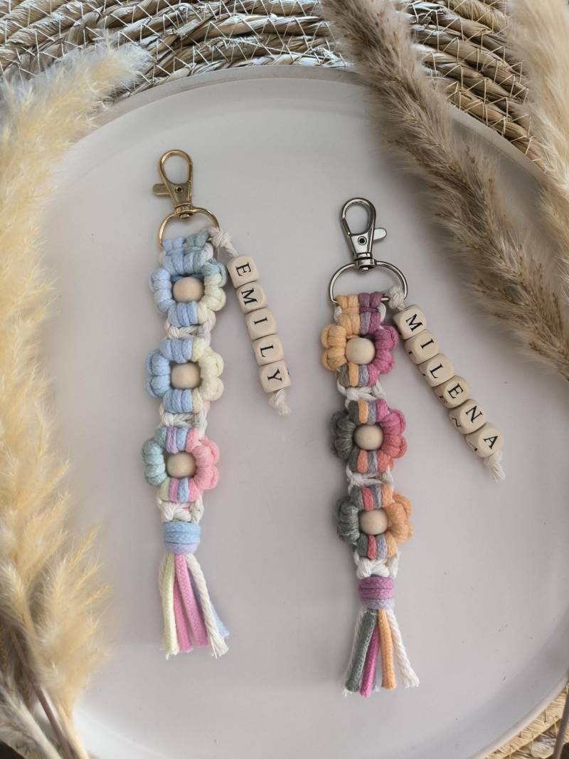 Schlüsselanhänger Blumen Regenbogenfarben - Makramee Personalisiert Geschenk Frauen Farbverlauf Taschenanhänger von MakraminaShop