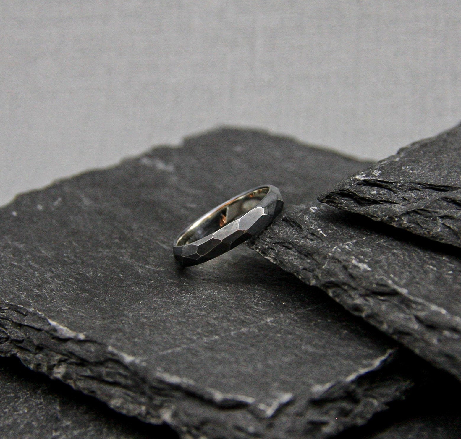 Facettierter Ring Aus Oxidiertem Sterlingsilber Handgemachter Stapelring von MaksimoffDesigns
