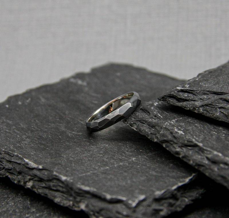 Facettierter Ring Aus Oxidiertem Sterlingsilber Handgemachter Stapelring von MaksimoffDesigns