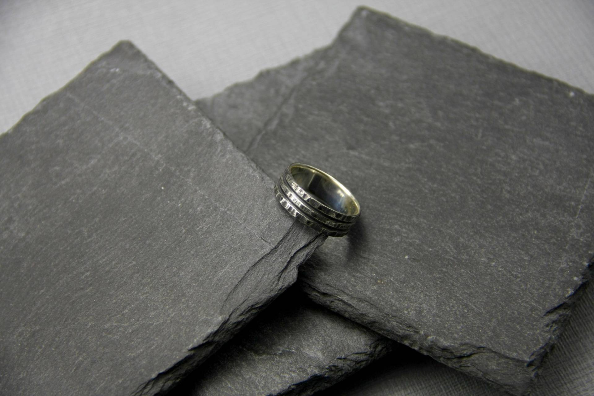 Gehämmerter Silberring, Oxidiertes Band Für Männer, Gemusterter Ring von MaksimoffDesigns