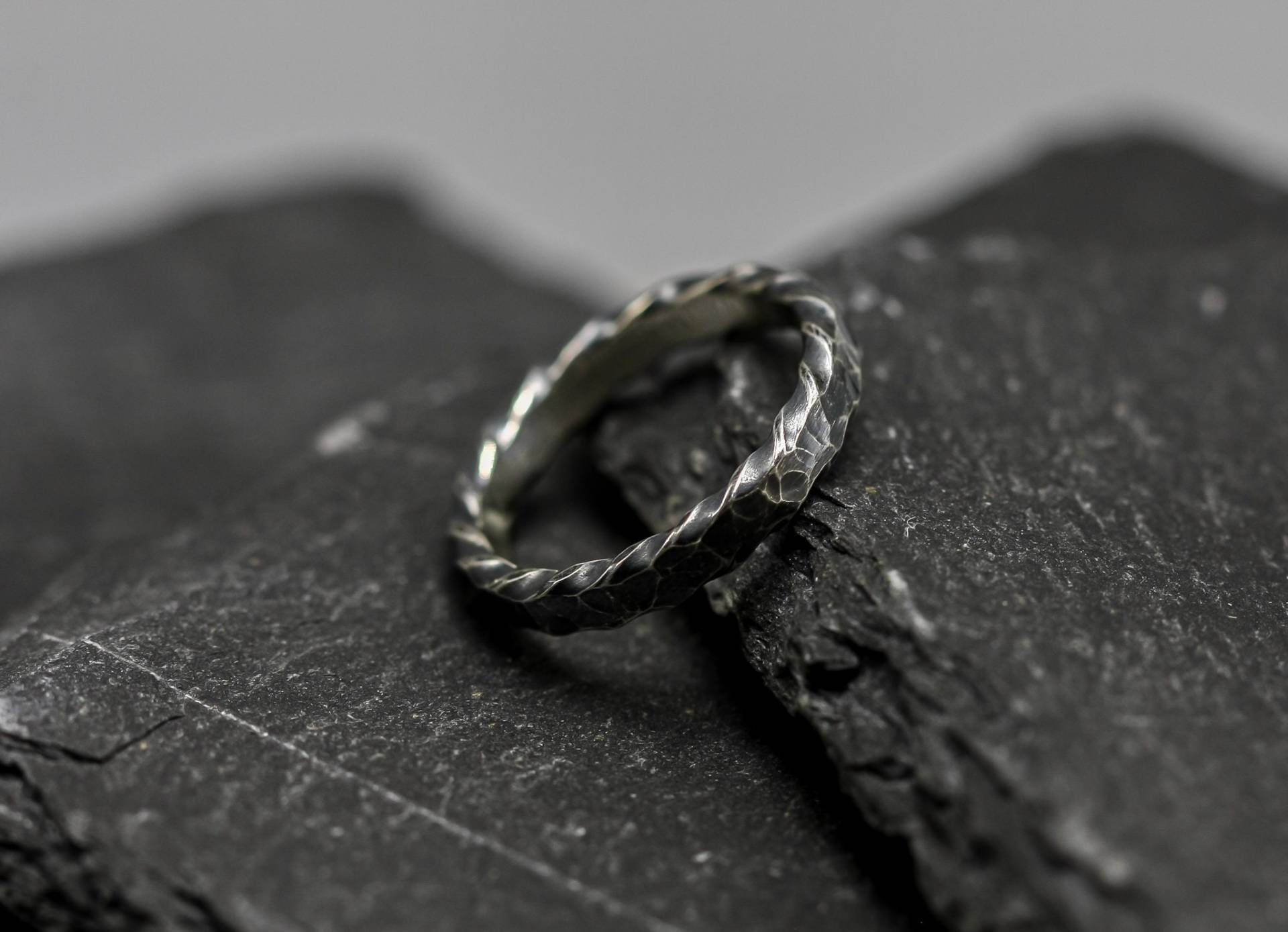Gehämmerter Silberring, Oxidiertes Wikingerband, Dünner Sterlingring Gehämmerter Silberring, Oxidiertes Wikingerband, Dünner Sterlingring von MaksimoffDesigns