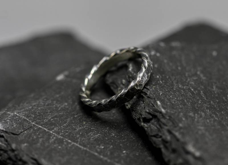Gehämmerter Silberring, Oxidiertes Wikingerband, Dünner Sterlingring von MaksimoffDesigns
