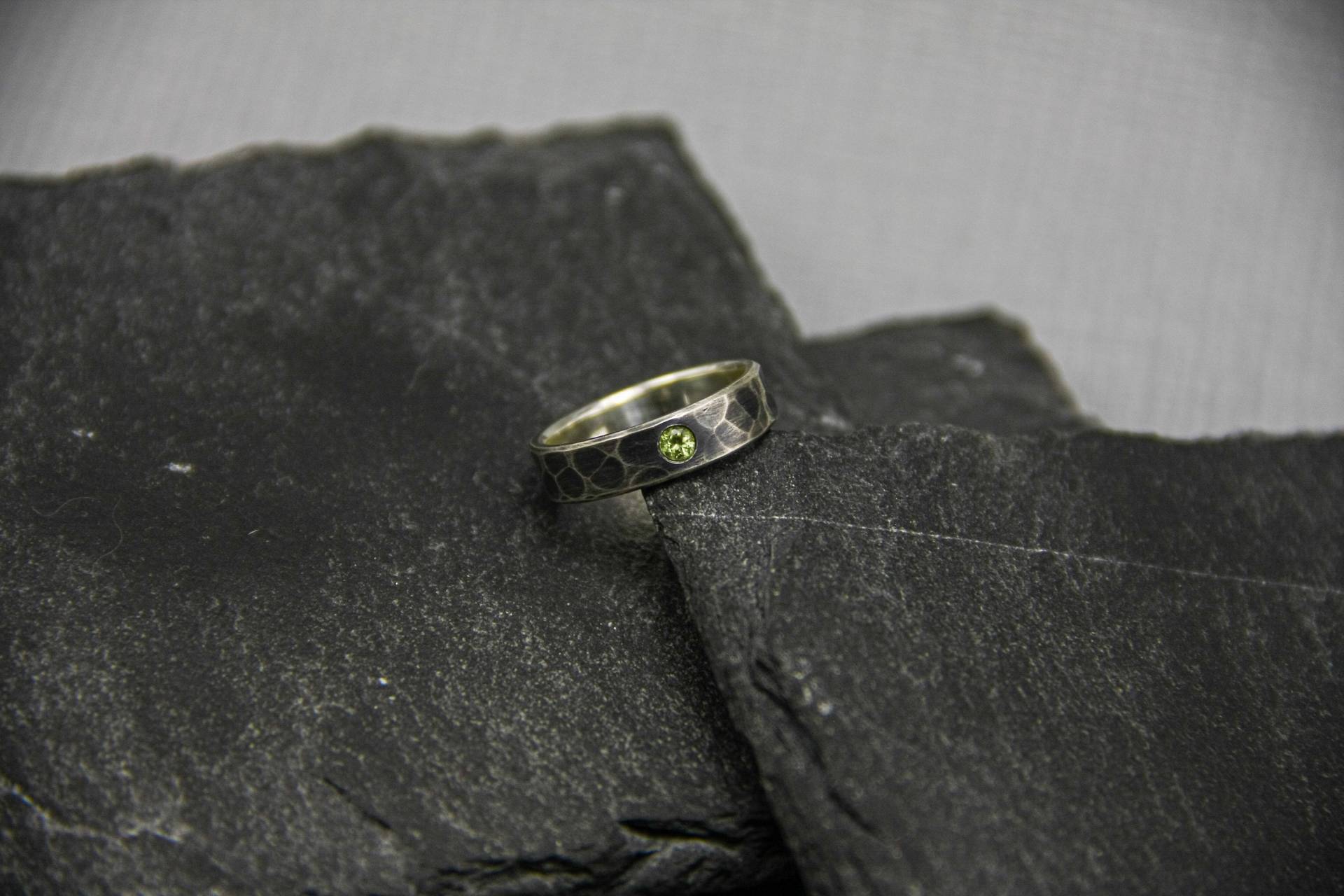 Gehämmerter Sterling Silber Ring Peridot Edelstein, Einzigartiger Ehering von MaksimoffDesigns