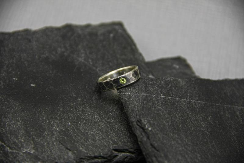 Gehämmerter Sterling Silber Ring Peridot Edelstein, Einzigartiger Ehering von MaksimoffDesigns