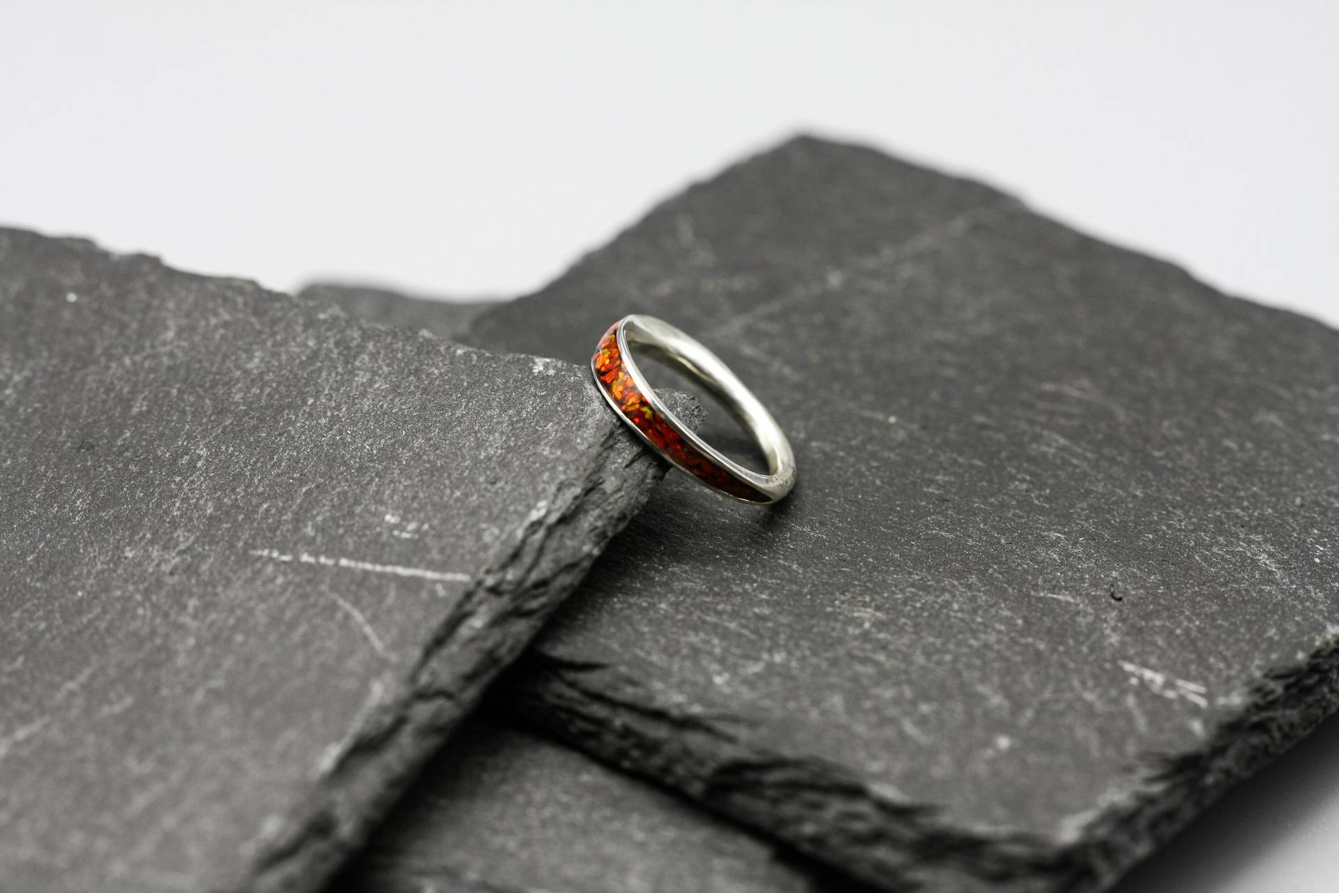 Roter Opal Ring, Silber Inlay Band, Einzigartiger Frauen Ehering von MaksimoffDesigns