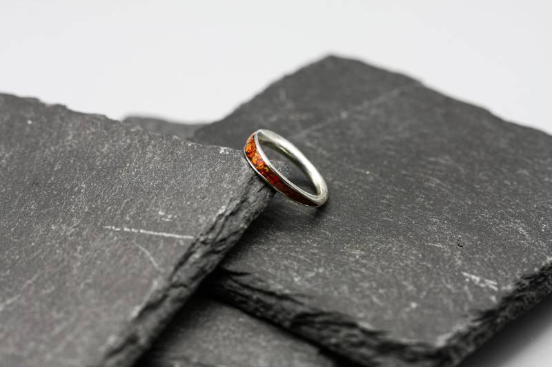 Roter Opal Ring, Silber Inlay Band, Einzigartiger Frauen Ehering von MaksimoffDesigns