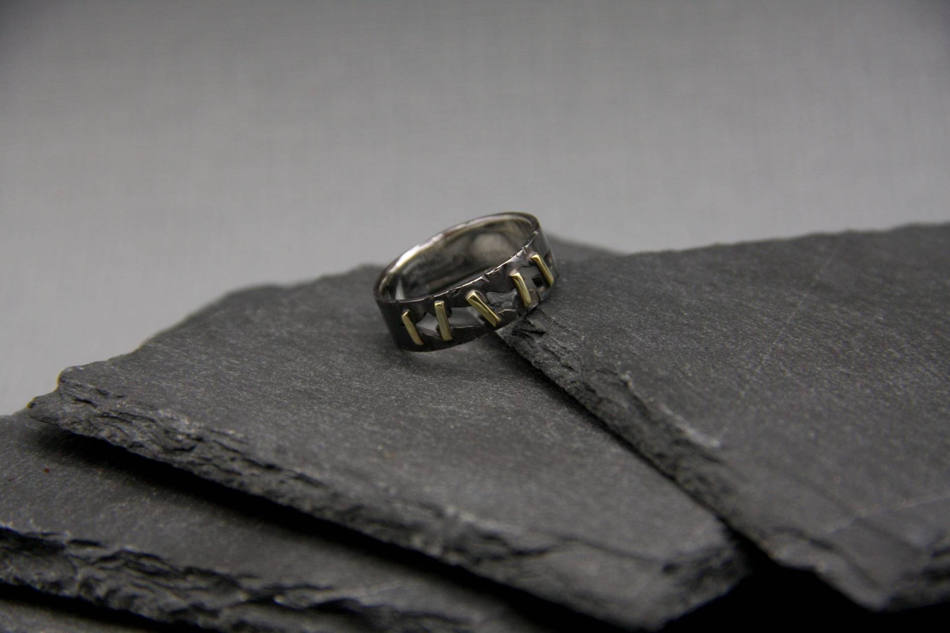 Sterling Silber Stitch Ring - Handgemachte Brutalist Band Für Männer von MaksimoffDesigns