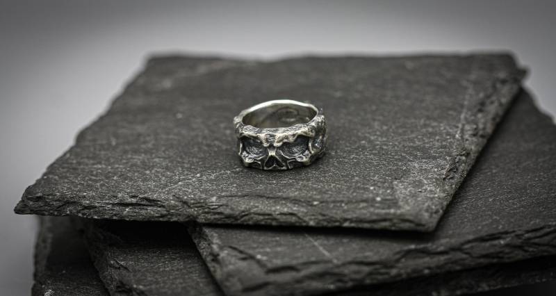 Totenkopf Ring, Sterling Silber Brutalist Band von MaksimoffDesigns