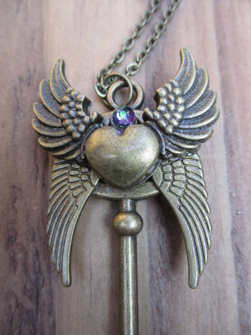 Skelett Schlüssel Halskette/Flügel Der Liebe Halskette Steampunk Schmuck Swarovski Kristall Gothic Hippie Boho Skelett Schlüssel Halskette/Flügel Der Liebe Halskette Steampunk Schmuck Swarovski Kristall Gothic Hippie Boho von MalaBazaar