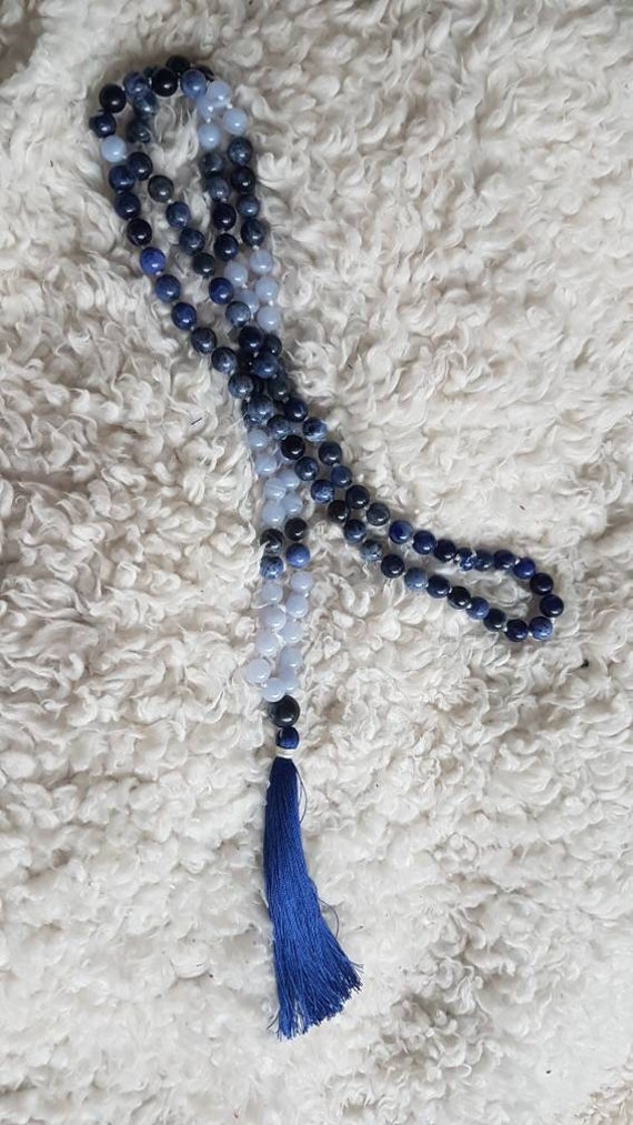 108 Mala Perlen Meinungsfreiheit in Sodalith Und Chalcedon 108 Mala Perlen Meinungsfreiheit in Sodalith Und Chalcedon von MalaGems