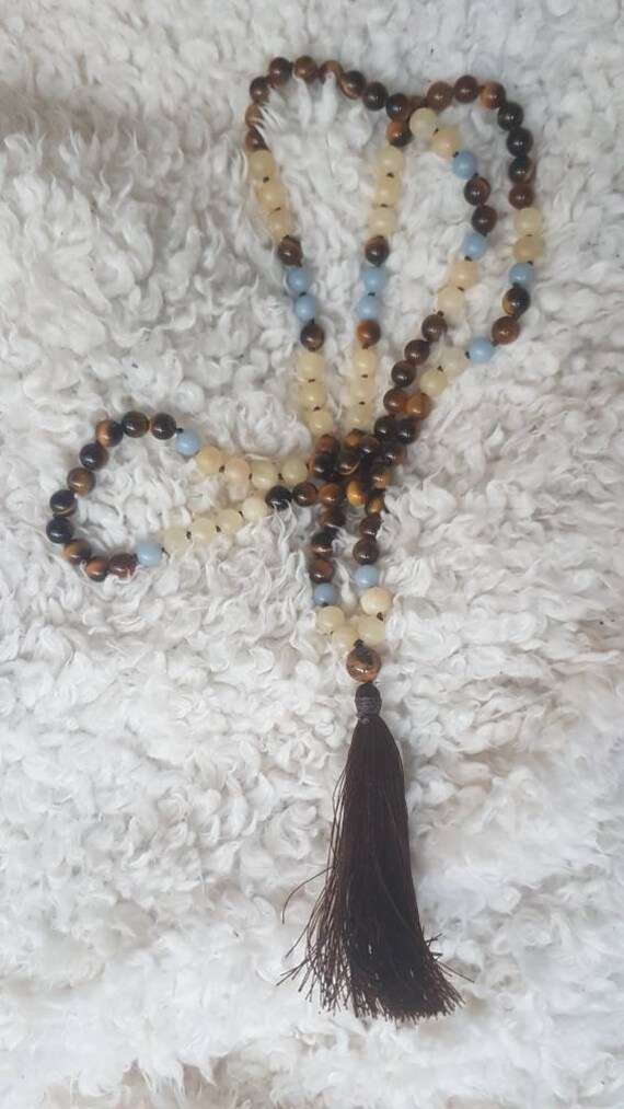 Mala 108 Perlen Aus Tigerauge, Angelit Und Citrin Mala 108 Perlen Aus Tigerauge, Angelit Und Citrin von MalaGems