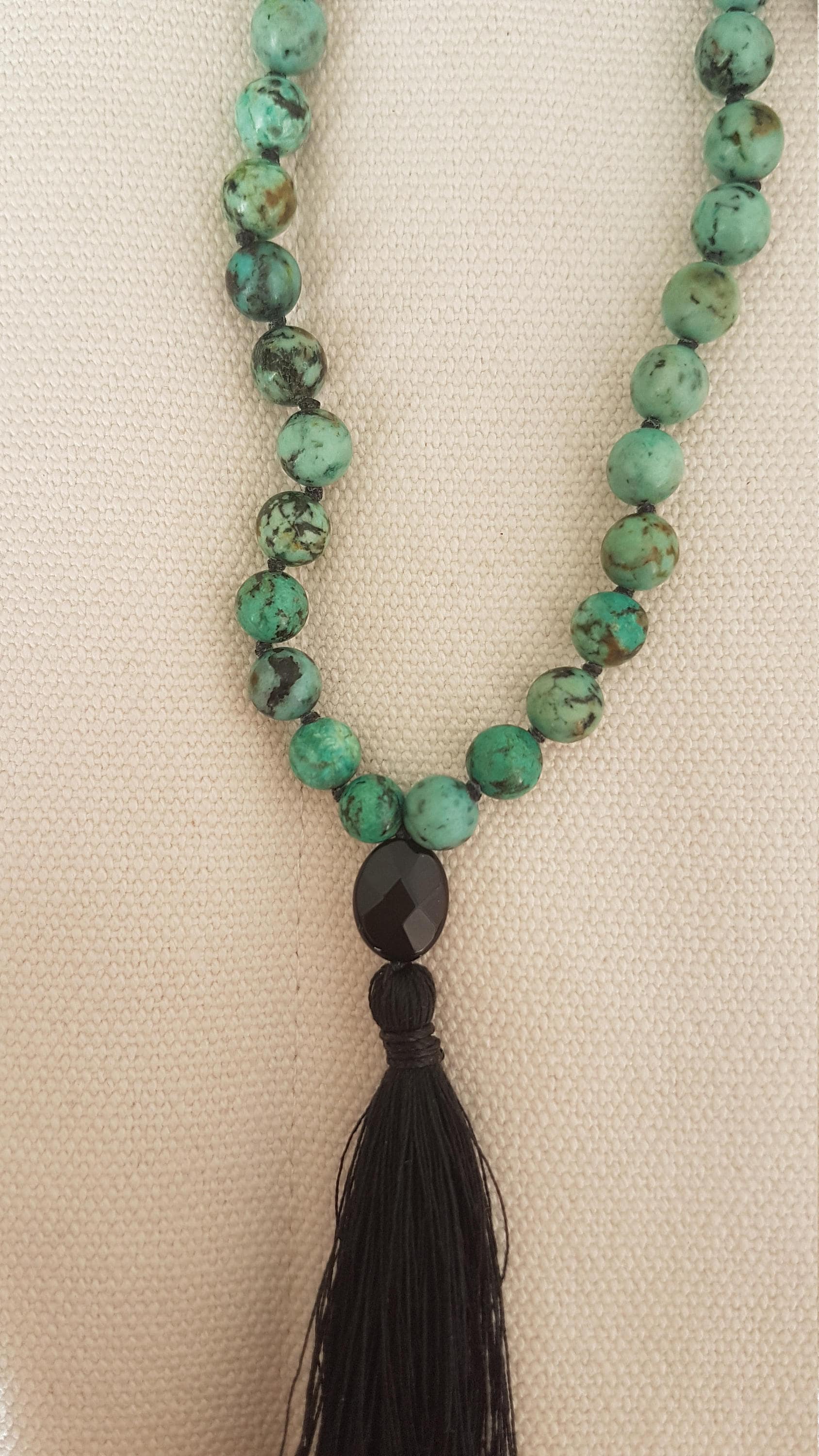 Mala in Grünen Jaspis Und Schwarzem Achat, Pompom Japamala Mala in Grünen Jaspis Und Schwarzem Achat, Pompom Japamala von MalaGems
