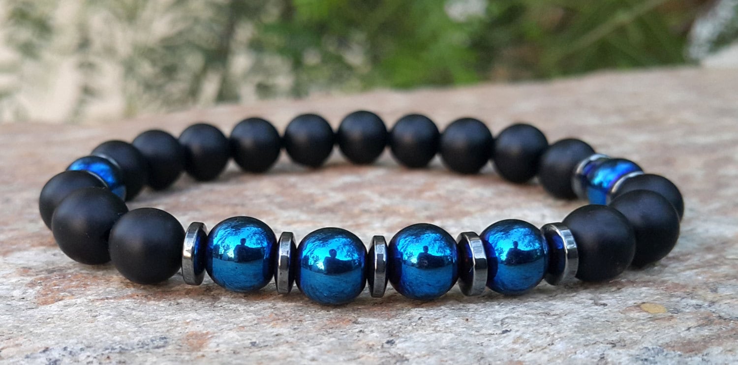 Herren Armband Aus Mattem Schwarzem Onyx Und Blauem Hämatit von MalaLovebeads