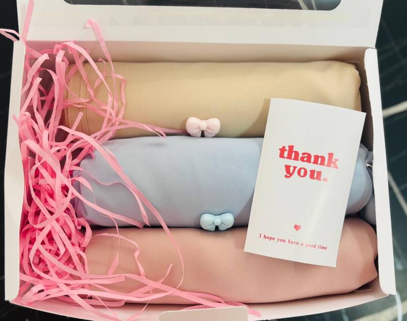 Geschenkbox Mit 3 Hijabs - Beige, Blau & Pink | Elegante Geschenkidee Für Frauen von MalakSilverShop