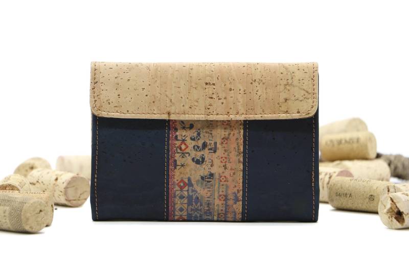 Kork Geldtasche "Ilma Small" - #kork #geldbörse #korkgeldtasche #portemonnaie #holz #wood #cork #vegan von MalandroFashion