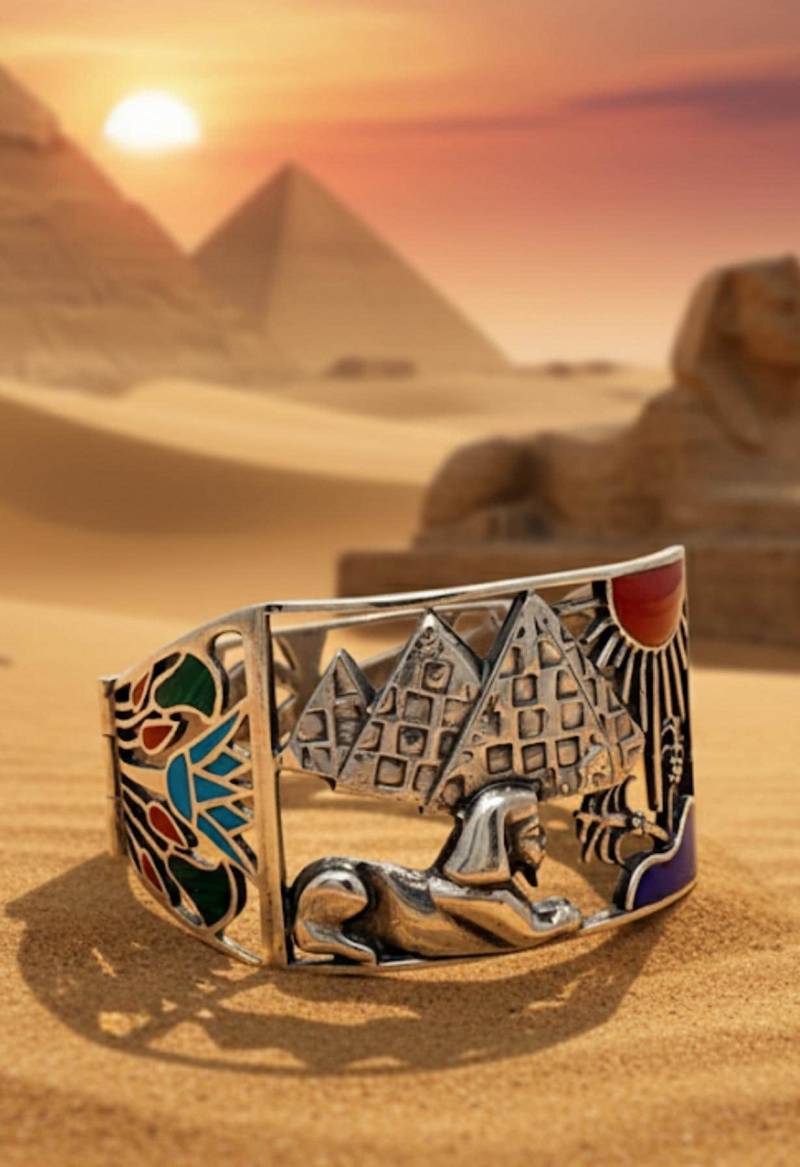Handgemachte Silberne Armreif Aus Ägypten Mit Den Pyramiden Und Der Sphinx Kopie Von Der, Die Im Museum von Maldija