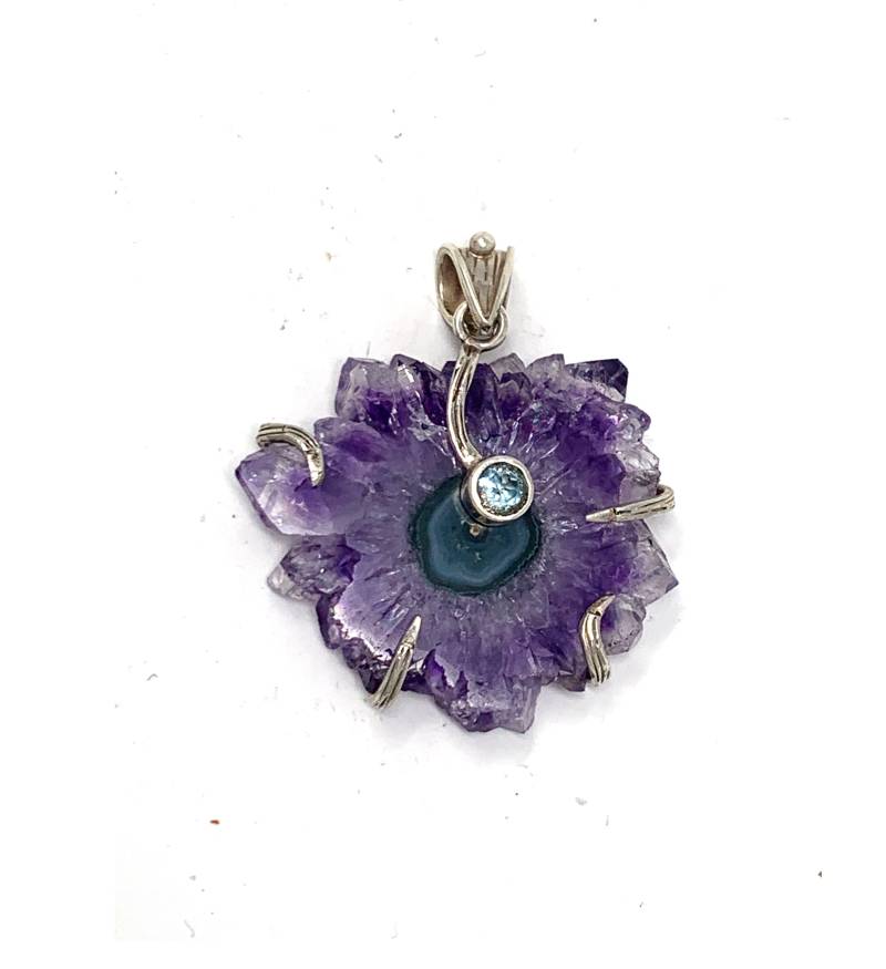 sterling Silber Amethyst Runde Scheibe Mit Blautopas Anhänger 1, 9 "Lang & 1, 6" Breit Gewicht 17.43 Gramm sterling Silber Amethyst Runde Scheibe Mit Blautopas Anhänger 1, 9 "Lang & 1, 6" Breit Gewicht 17.43 Gramm von Maldija