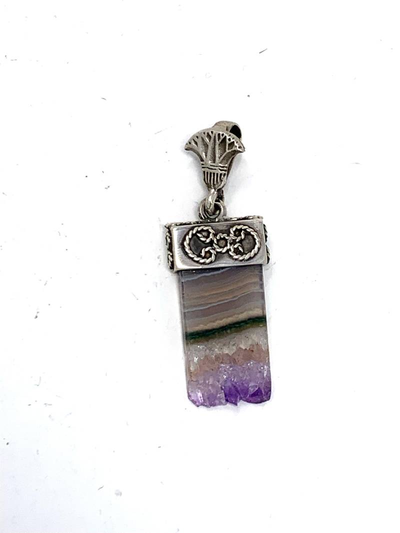 sterling Silber Rechteck Amethyst Scheibe Anhänger 1, 6 "Lang & 0, 6" Breit Gewicht 5.04 Gramm sterling Silber Rechteck Amethyst Scheibe Anhänger 1, 6 "Lang & 0, 6" Breit Gewicht 5.04 Gramm von Maldija