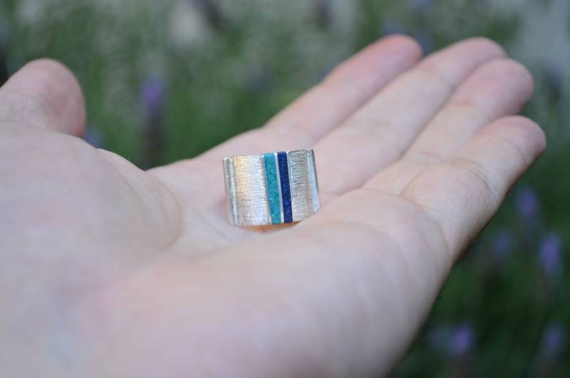 Moderner Silber-Ring Blau Türkis Farblinien von MaldonadoJewellery