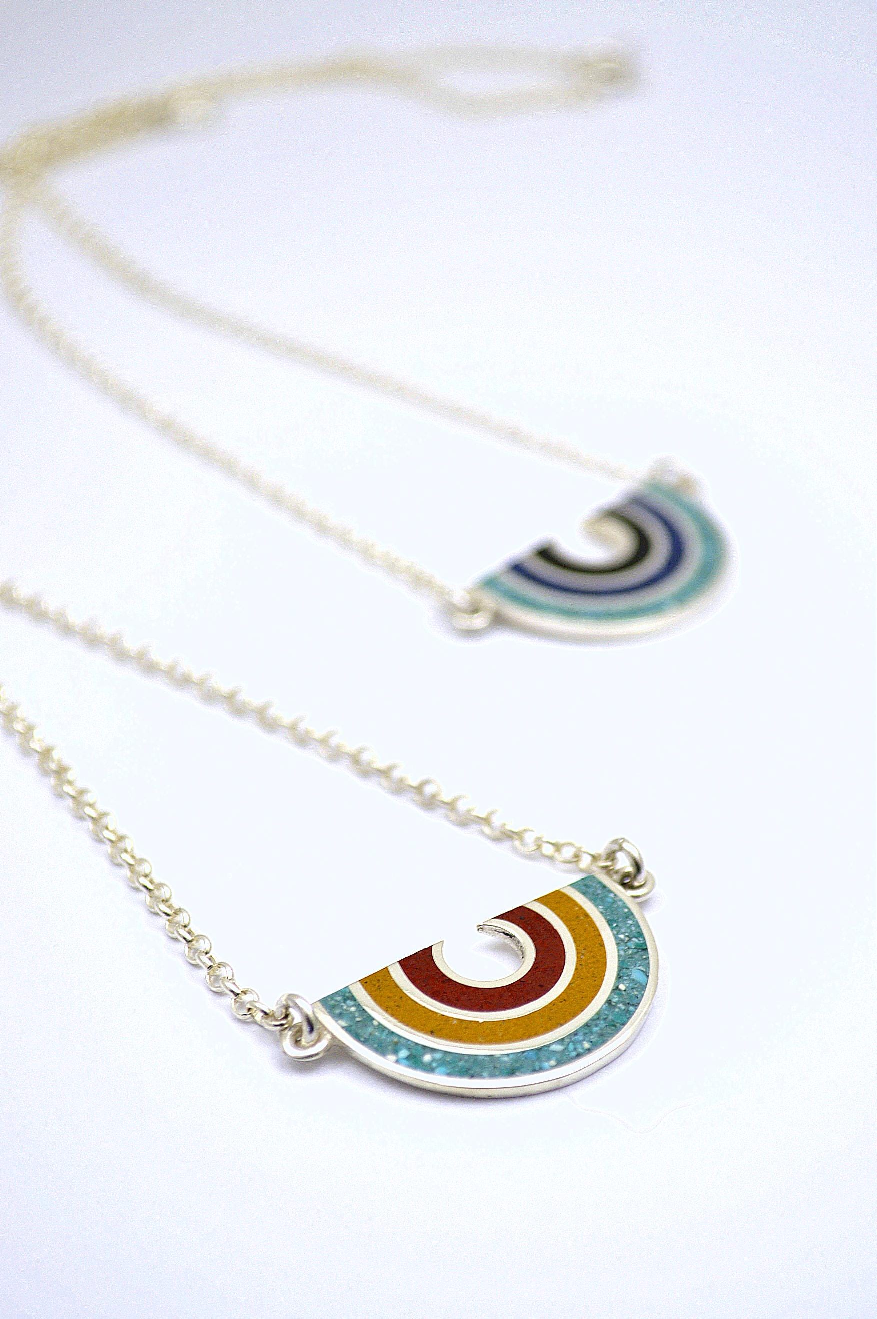 Regenbogen Anhänger - Sterling Silber 925 Mit Kette Türkis, Senf, Rötlich, Schwarz, Blau von MaldonadoJewellery