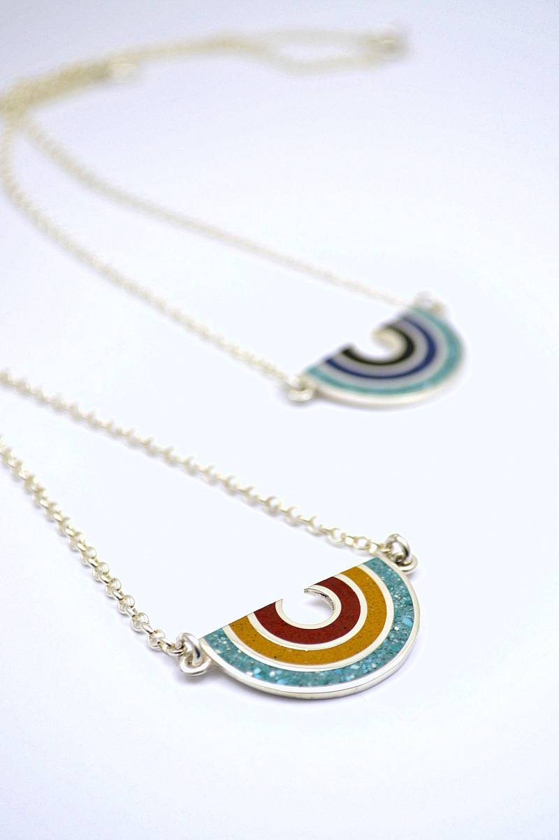Regenbogen Anhänger - Sterling Silber 925 Mit Kette Türkis, Senf, Rötlich, Schwarz, Blau von MaldonadoJewellery